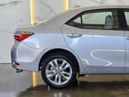 TOYOTA - COROLLA - 2017/2018 - Prata - R$ 104.900,00
