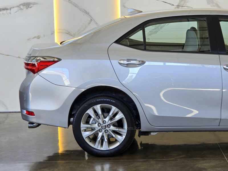 TOYOTA - COROLLA - 2017/2018 - Prata - R$ 104.900,00