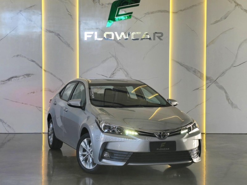 TOYOTA - COROLLA - 2017/2018 - Prata - R$ 104.900,00