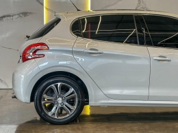 PEUGEOT - 208 - 2014/2015 - Branca - R$ 49.900,00