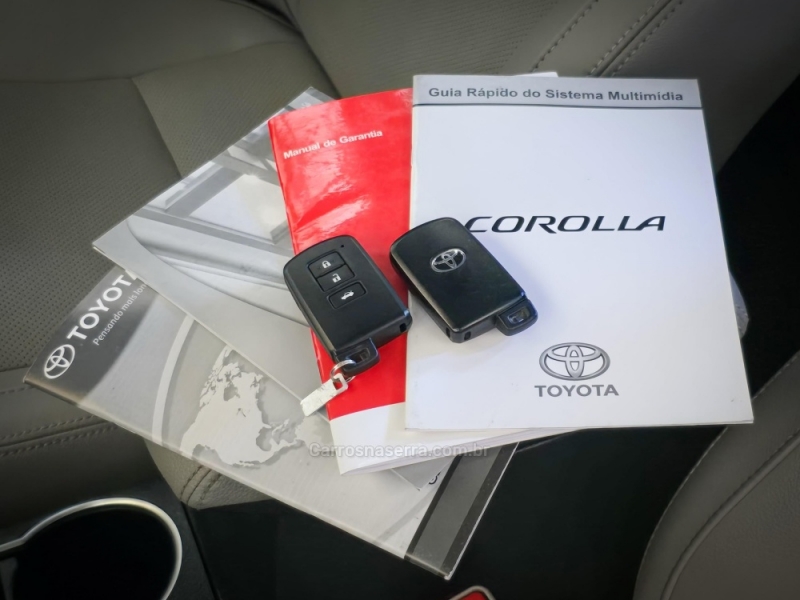 TOYOTA - COROLLA - 2017/2018 - Prata - R$ 104.900,00