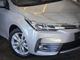 TOYOTA - COROLLA - 2017/2018 - Prata - R$ 104.900,00