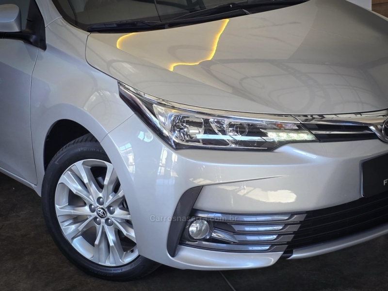 TOYOTA - COROLLA - 2017/2018 - Prata - R$ 104.900,00