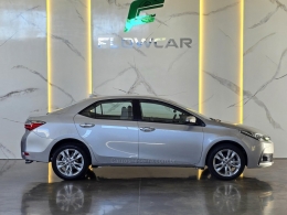 TOYOTA - COROLLA - 2017/2018 - Prata - R$ 104.900,00
