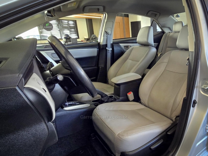 TOYOTA - COROLLA - 2017/2018 - Prata - R$ 104.900,00