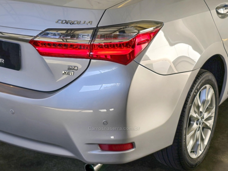 TOYOTA - COROLLA - 2017/2018 - Prata - R$ 104.900,00