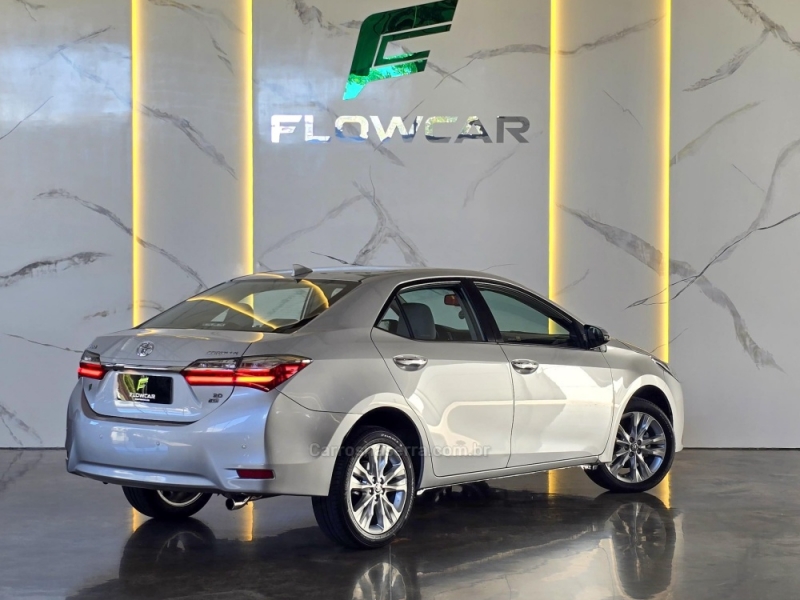 TOYOTA - COROLLA - 2017/2018 - Prata - R$ 104.900,00