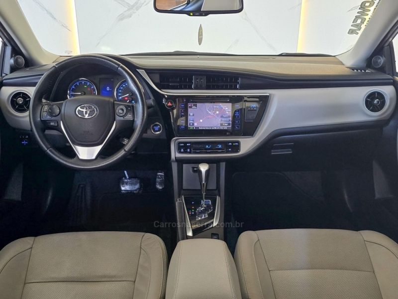TOYOTA - COROLLA - 2017/2018 - Prata - R$ 104.900,00