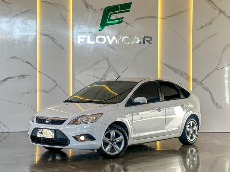 FORD - FOCUS - 2012/2013 - Branca - R$ 47.900,00